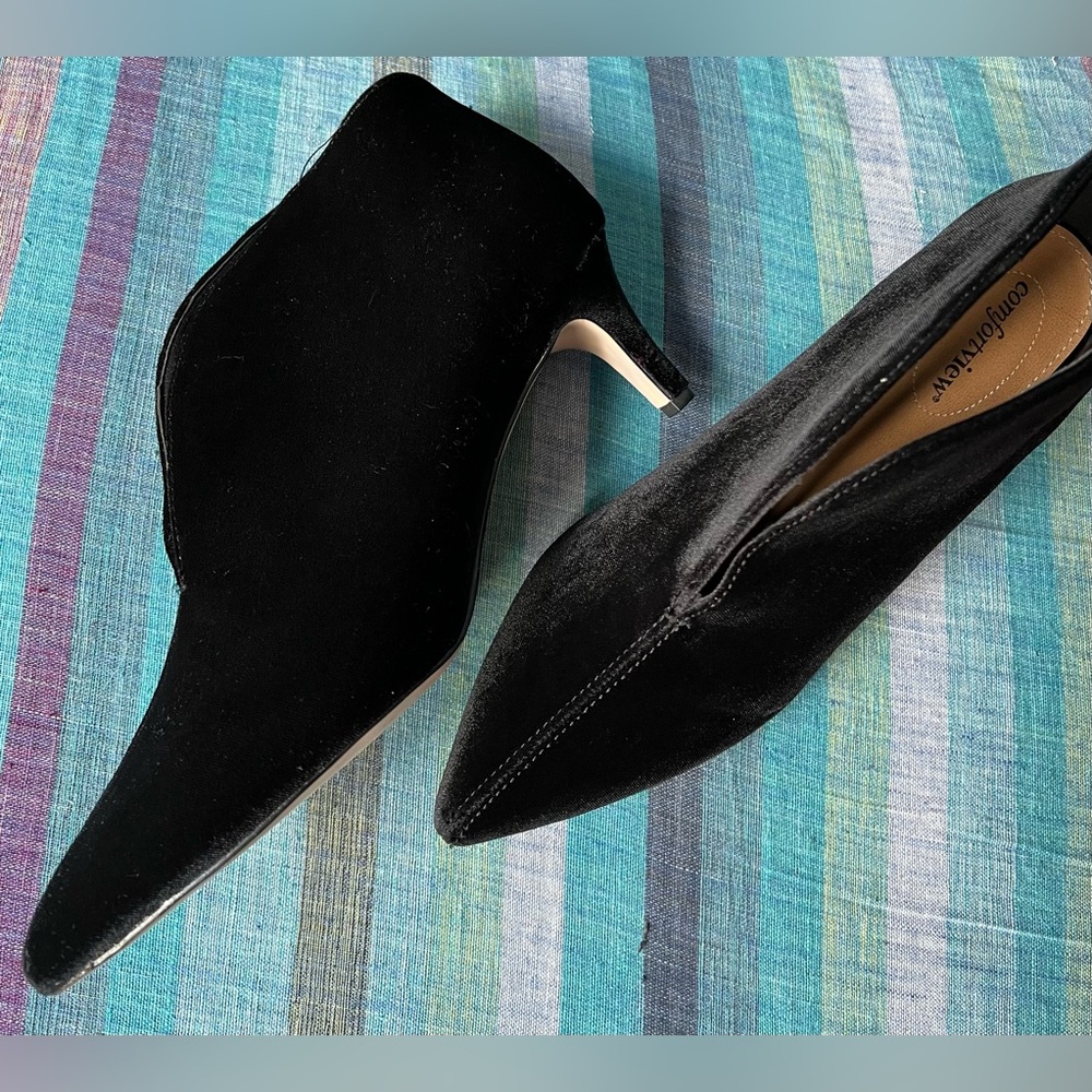 Women's 12M black velvet pointy toe kitten heel ankle boots